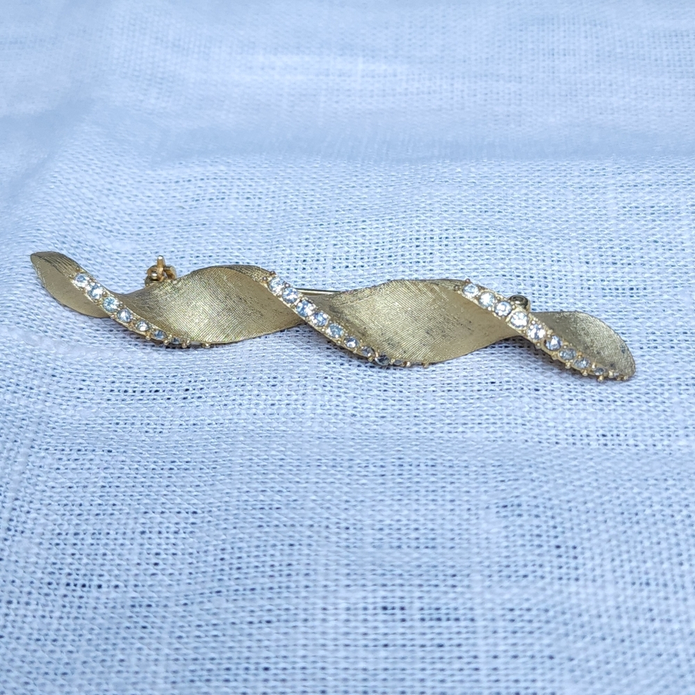 Vintage Rhinestone Broch Gold Tone Mid Century Modern Twist Textured Brushed 3"